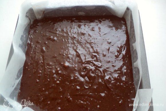 Форму (у меня 20х20см) смазать маслом и застелить бумагой для выпечки. Вылить шоколадное тесто, разровнять.