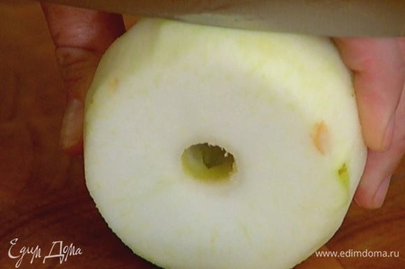 Яблоко почистить, не разрезая удалить сердцевину и нарезать кольцами толщиной 5 мм.