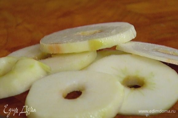 Из половинки лимона выжать сок и сбрызнуть яблочные кольца, чтобы они не потемнели.