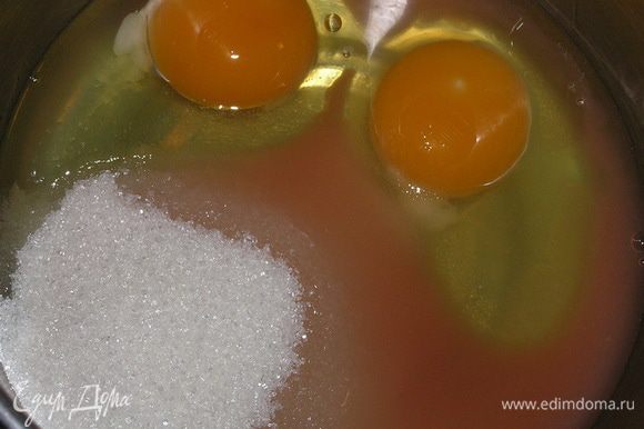 Грейпфрутовый крем лучше приготовить заранее. Для этого выжать сок из грейпфрута, смешать с сахаром и яйцами, поставить на небольшой огонь и нагревать, помешивая венчиком,