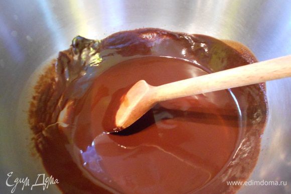 Шоколад с маслом растопить на водяной бане, остудить