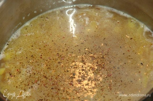 Добавляем горячий бульон, перемешиваем. Соль/перец. Готовим на минимальном огне около 40 минут. В это время на сливочном либо растительном масле поджариваем гренки из багета. Когда остынут - натираем чесноком. Суп наливаем в огнеупорные тарелки, сверху размещаем гренки, посыпаем тертым сыром. Ставим в духовку при 200С и ждем пару минут пока сыр "поплывет". Осторожно - суп будет очень горячим!