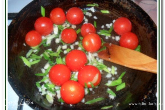 Добавьте целые помидоры черри. Помешивая, готовьте около 3–4 минут. Когда помидорчики начнут лопаться, добавьте в сковороду томатную смесь и тушите около 5 минут, периодически помешивая, чтобы не повредить помидоры.