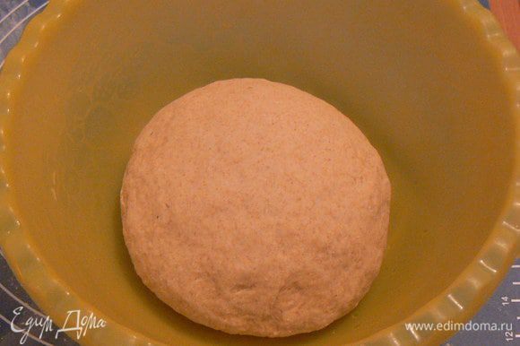 Замесить тесто, выложить в смазанную маслом миску, накрыть и оставить подходить в теплом месте пока объем теста не увеличится вдвое.