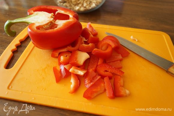 Болгарский перец и перец чили (режем оень мелко) моем, очищаем от семян и режем