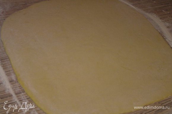 Затем раскатать тесто в тонкий пласт толщиной 3-4 мм.