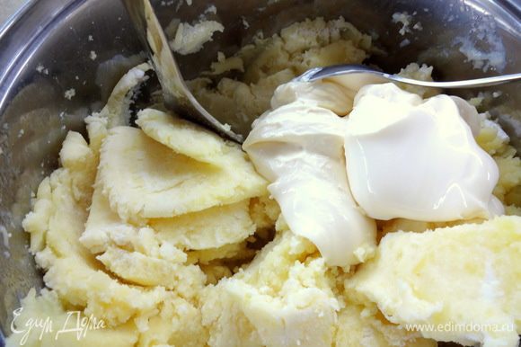 Лук добавить в картофель, также добавить рикотту и мягкий сыр. Тщательно перемешать и вбить в массу по одному яичные желтки. Добавить тертый пармезан, посолить, поперчить.