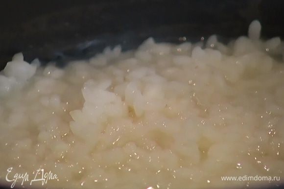 Рис высыпать в кастрюлю, залить 1/2 л кипятка и отварить до готовности.