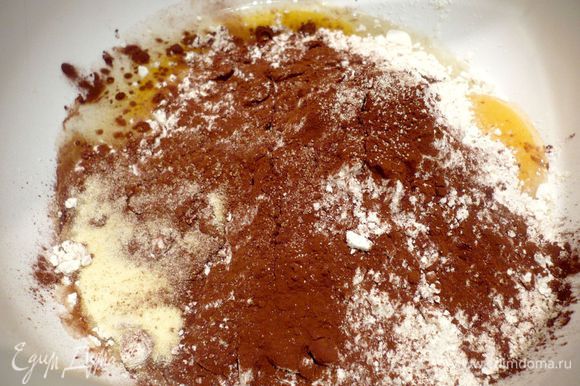 Для теста смешиваем муку, яйца, какао, манку, добавляя щепотку соли, вымешиваем тесто при помощи комбайна или вручную. Добавляем воды и вымешиваем дальше, если тесто немного липнем к рукам добавьте немного муки.