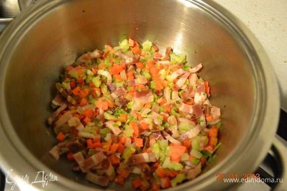 Морковь, лук и сельдерей нарезать мелким кубиком. Бекон нарезать полосками. Обжарить овощи вместе с беконом в небольшом количестве оливкового масла.