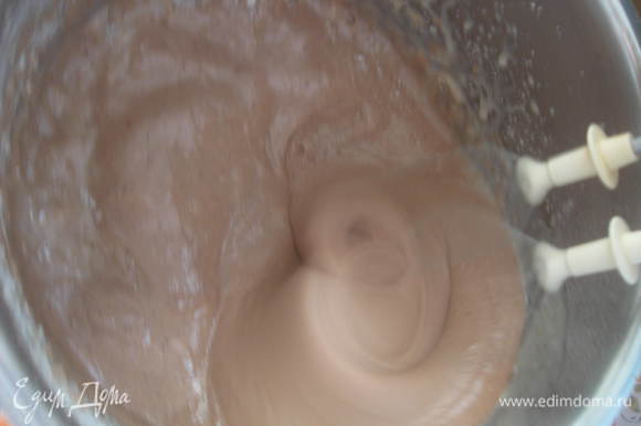 Приготовить крем, смешав миксером сливочное масло, сгущенное молоко, какао и коньяк. Промазать кремом остывшие коржи.
