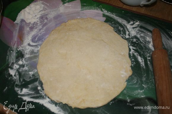 Охлажденное тесто раскатать в пласт толщиной 2–3 см.