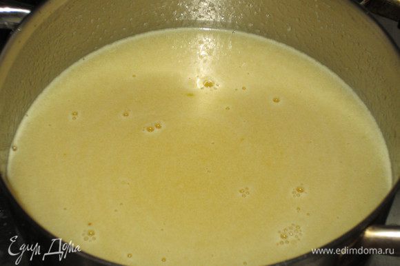 Лимонный сок вылить в кастрюлю, поставить на водяную баню, добавить оставшейся сахар,сливочное масло и довести до кипения.