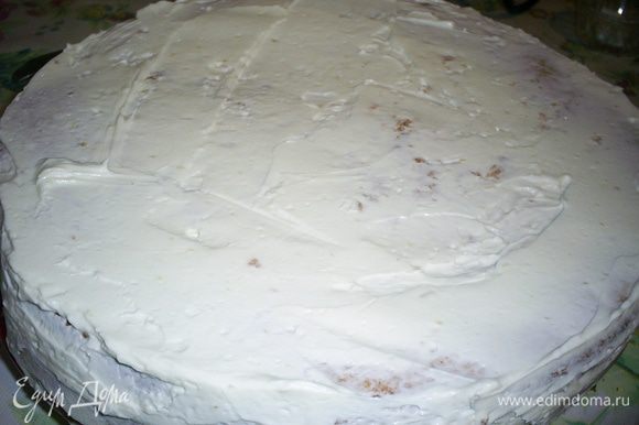 Кладем сверху второй корж и обмазываем верх и бока торта оставшимся кремом.