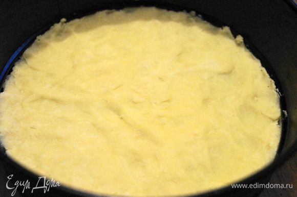 После этого выкладываем тесто в форму для выпечки (с высокими краями) и аккуратно распределяем по низу формы, и ставим выпекать в разогретую 200 градусов духовку, на 10-12 минут.