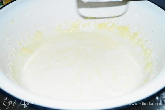 Для суфле: Отделить белки от желтков. Желтки взбить с 350 г сахара и добавить 20 мл лимонного сока.