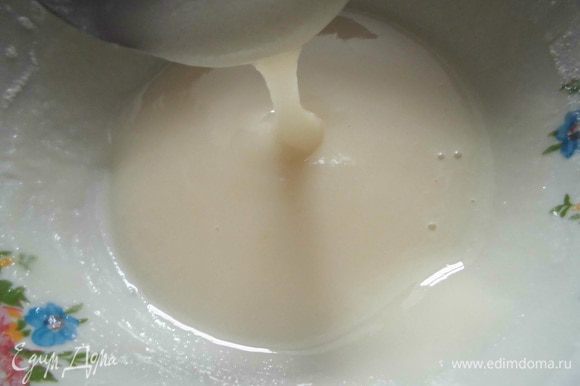 Для глазури сахарную пудру просеять через сито и смешать с апельсиновым соком. Советую ее делать сразу перед украшением, чтобы она не засахарилась.