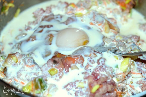 Смешать фарш с овощами, посолить,поперчить.добавить яйцо, сливки (около 100 гр), все тщательно перемешать, обязательно это делать в ручную.
