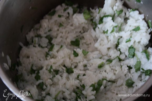 В свежесваренный рис добавляем 4 ст.л. кокосовой стружки и кинзу. Как это вкусно)))))