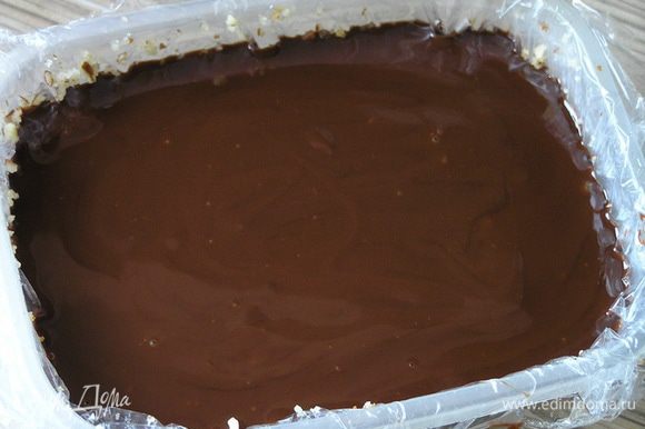 затем вылить остывшую шоколадно-сливочную массу,