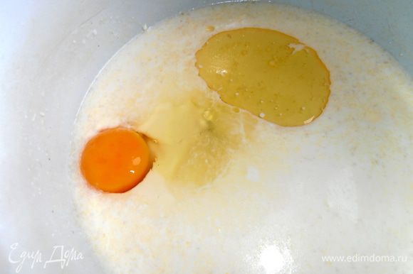 В сыворотку вбиваем яйцо, вливаем пару ложек масла, сахар по вкусу...