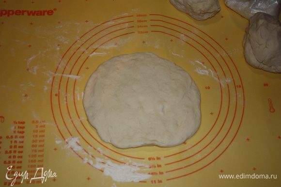 На присыпанном мукой столе из одной части руками формируем лепешку. Если тесто будет липнуть к рукам,добавляйте муки,липнуть тесто уже не должно.