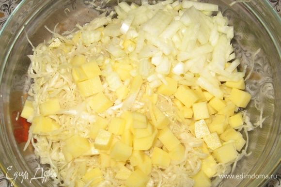 Затем мелко (как на оливье) нарезаем сырой картофель, меленько луковицу и смешиваем с капустой.