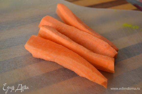 На 4 части вдоль разрезать морковь.