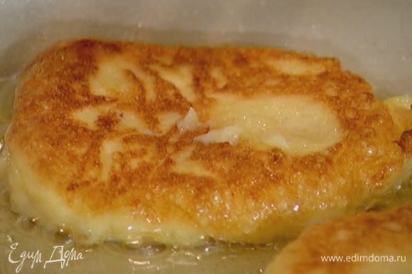Разогреть в сковороде оливковое масло, выкладывать ложкой тесто и обжаривать оладьи с двух сторон до появления золотистой корочки.
