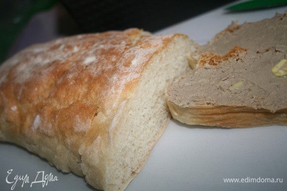Вместе с паштетом я испекла замечательный хлеб от Ришара Бертинье по рецепту Вики, http://www.edimdoma.ru/retsepty/44467-belyy-hleb-ot-rishara-bartinie. Хлеб бесподобен, не сравнится не с одним магазинным хлебом) Попробуйте и вам ни захочется есть покупной хлеб. А паштет с этим хлебом, это просто восторг!!!
