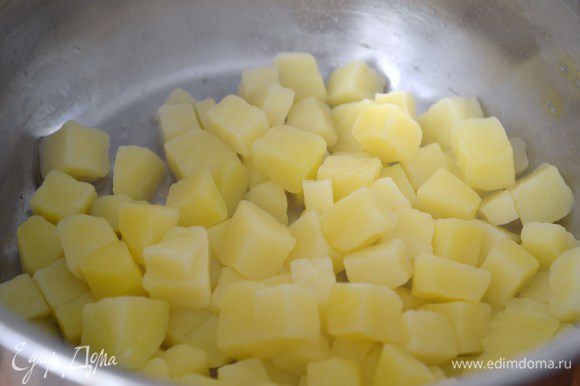 Картофель нарезать кубиками, сварить в подсоленной воде.
