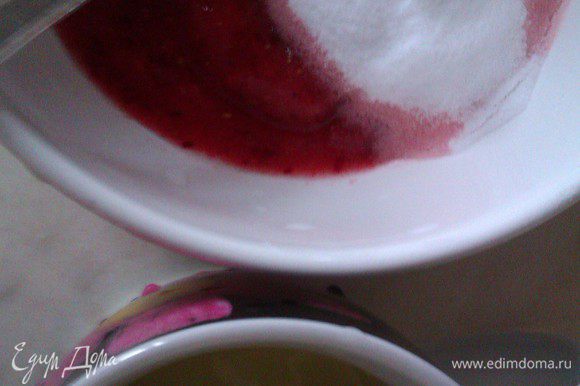 ягодный мусс Ягоды (если замороженные, то разморозить, измельчить блендером ягоды с половиной сахара