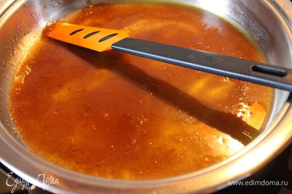 60 г масла разогреваем на сковородке добавляем туда коричневый сахар и помешивая варим 2 минуты до растворения сахара.