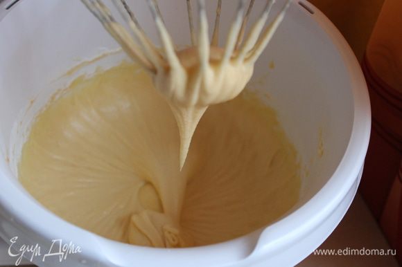 Приготовьте тесто: 115 г масла комнатной температуры взбейте с белым сахаром, постепенно добавьте яйца и желток, также всыпьте туда половину муки, разрыхлитель, соль и ванилин.