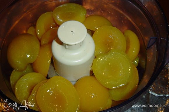 Персики отцеживаем от сиропа и взбиваем их в пюре с помощью блендера.