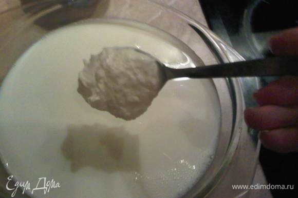 Добавляем столовую ложку йогурта в качестве закваски...