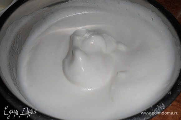 Белки взбить с щепоткой соли в устойчивую пену, затем добавить 40 г сахара и взбивать до средних пиков.