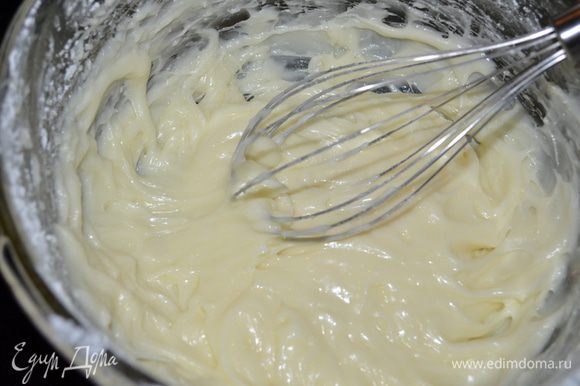 Приготовим глазурь:взбить сливочный сыр с сахарной пудрой. В сметану добавить ваниль и перемешать. Добавить в глазурь и перемешать.