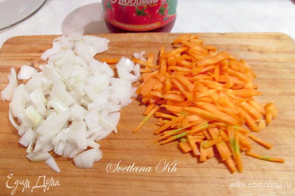 Лук и морковь мелко нарезать.