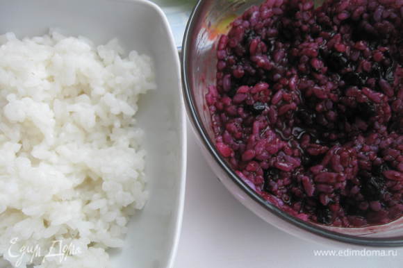 Сварить рис в подсоленной воде и разделить его на 2 равные части, в одну из них добавить чернику.