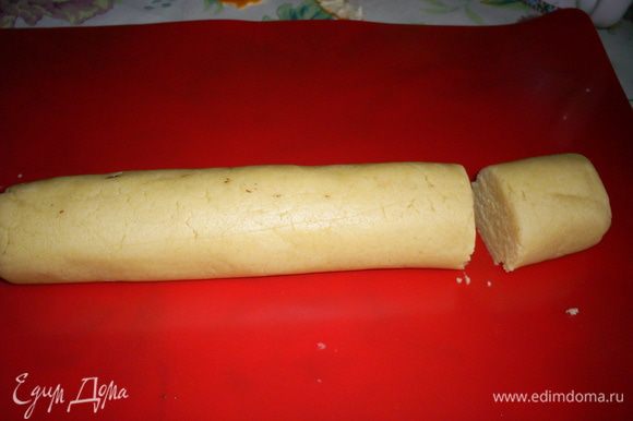 Белое тесто раскатываем колбаской диаметром 5-6 см, отрезаем от полученной колбаски сантиметров 10 для дальнейшей формировки черепашек.