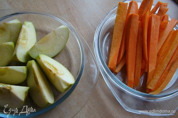 Яблоко и морковь очистить, порезать и можно отварить (на пару) или запечь в духовке