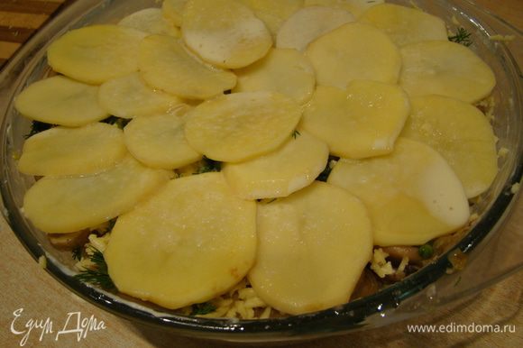 Верхний слой должен быть картофельным, его надо только залить оставшимися яйцами со сливками (оставьте немного сыра и зелени). Форму накрыть фольгой