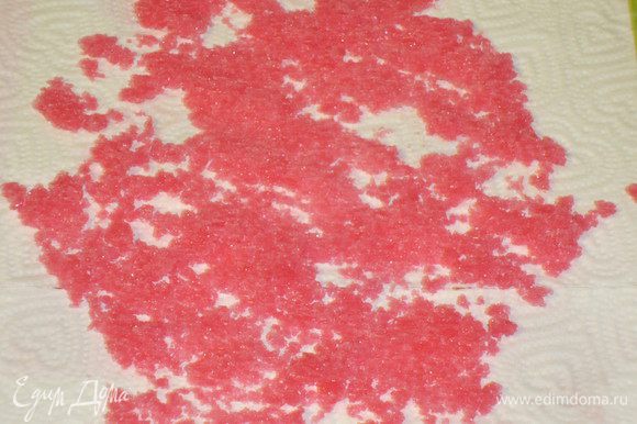Украшение: В полиэтиленовый мешок насыпать сахар, добавить краситель. Мешок завязать и сахар перетереть руками до получения розового цвета. Выложить на бумажное полотенце.