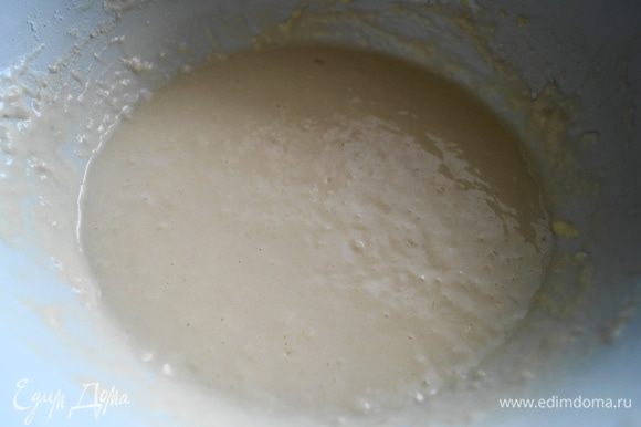 В молоко добавить соль, сливочное масло и яйца, перемешать. Затем добавить муку и перемешать до однородной массы (без комочков)