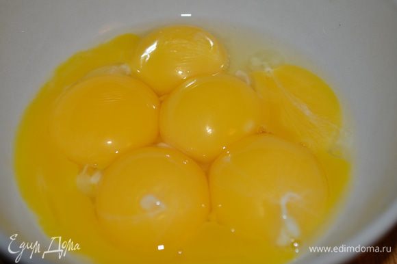 яйца разделить на белки и желтки