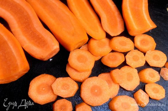 Морковку нарежем на кусочки.