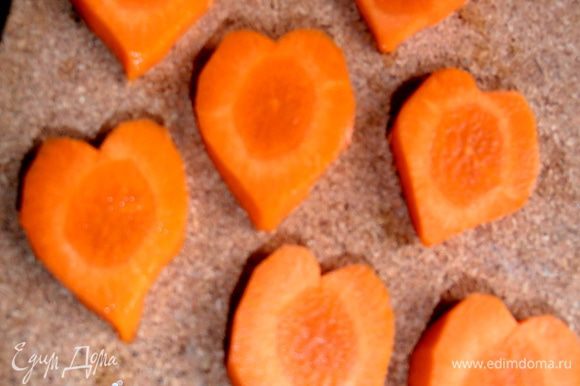 Из сырой морковки вырезаем сердечки.