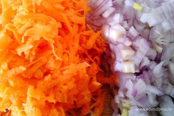 Нарезаем мелко лук и натираем на крупной тёрке морковь.