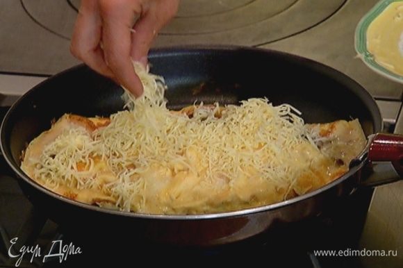 Посыпать омлет сверху натертым сыром и отправить под гриль на 2–3 минуты или накрыть сковороду крышкой и готовить так же пару минут.